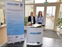 Dwie pracownice Urzędu Pracy Powiatu Krakowskiego stojące przy stoisku reklamowym Projektu pilotażowego Ekspres Praca