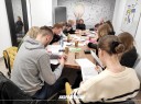 Zdjęcie 2: grupa osób siedząca przy stole podczas warsztatów w ramach usług poradnictwa zawodowego pt: „ Moja Firma – drogą do sukcesu”