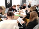 Zdjęcie 3: grupa osób siedząca przy stole podczas warsztatów w ramach usług poradnictwa zawodowego pt: „ Moja Firma – drogą do sukcesu”