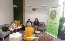 Zdjęcie 1: Pracownica Urzędu Pracy Powiatu Krakowskiego na spotkaniu Funkcjonariuszami Straży Granicznej w Krakowie. Kobiety siedzą na sofie i rozmawiają.
