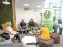 Zdjęcie 3: Pracownica Urzędu Pracy Powiatu Krakowskiego na spotkaniu Funkcjonariuszami Straży Granicznej w Krakowie. Kobiety siedzą na sofie i rozmawiają.