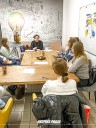 Zdjęcie 1: Grupa osób siedząca przy stole podczas poradnictwa zawodowego pt. „Poznaj swoje predyspozycje zawodowe”