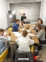 Zdjęcie 4: Grupa osób siedząca przy stole podczas poradnictwa zawodowego pt. „Poznaj swoje predyspozycje zawodowe”