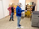 Zdjęcie 1: pracownice testujące okulary VR.