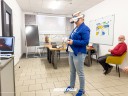 Zdjęcie 2: pracownica testująca okulary VR.