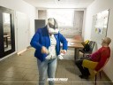 Zdjęcie 4: Pracownica urzędu pracy testująca okulary VR