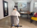 Zdjęcie 4: Pracownica urzędu pracy siedzi i testuje okulary VR
