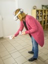 Zdjęcie 9: Pracownica urzędu pracy testująca okulary VR