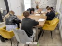 Zdjęcie 5: grupa osób siedząca przy stole podczas warsztatów pod tytułem: „Ucz się, zarządzaj, zarabiaj – wiedza Twoim atutem"