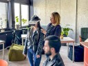 Doradca zawodowy asystuje osobie bezrobotnej podczas korzystania z gogli VR