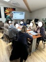 Zdjęcie 2: Grupa osób siedząca przy stole podczas spotkania informacyjnego dla osób kierowanych na staż w ramach projektu "Qaktywności - Mocna Ekipa II"