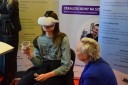 Zdjęcia pracowników Urzędu Pracy Powiatu Krakowskiego prezentujące okulary VR z klientem Festiwalu Zawodów oraz zdjęcia z konferencji