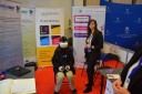 Zdjęcia pracowników Urzędu Pracy Powiatu Krakowskiego prezentujące okulary VR z klientem Festiwalu Zawodów oraz zdjęcia z konferencji