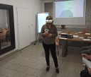 Zdjęcie: Pracownica Urzędu Pracy Powiatu Krakowskiego testująca gogle VR.