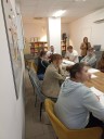 Zdjęcie 2: grupa osób siedząca przy stole podczas zajęć: „Przygotowanie do rozmowy z pracodawcą”.