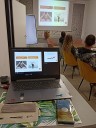 Zdjęcie 2: Na pierwszym planie laptop z wyświetlona prezentacją a na drugim wyświetlona prezentacja z rzutnika