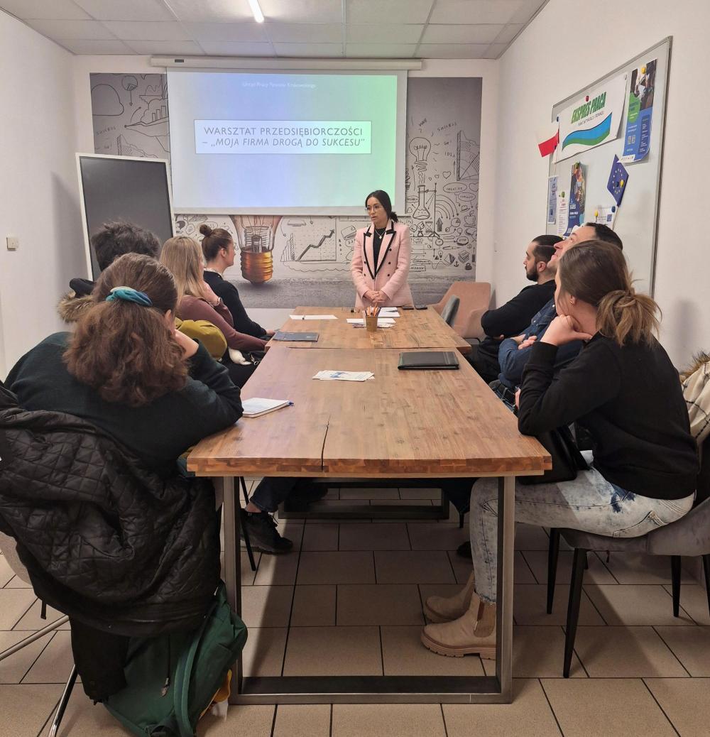 Zdjęcie zrobione podczas warsztatów pt. "Moja firma - droga do sukcesu".