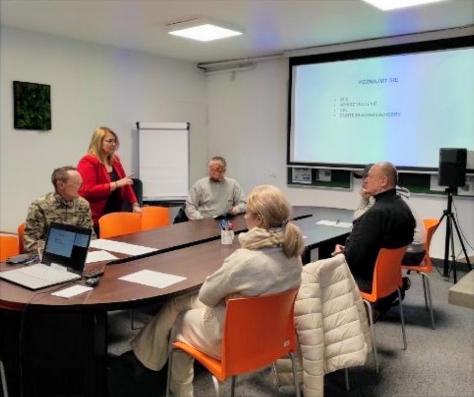 Zdjęcia przedstawiające uczestników i prowadzącego warsztaty pn. Bądź aktywny przez całe życie, które odbyły się w Słomnikach