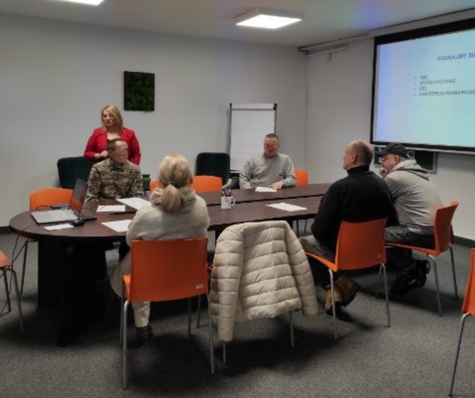 Zdjęcia przedstawiające uczestników i prowadzącego warsztaty pn. Bądź aktywny przez całe życie, które odbyły się w Słomnikach